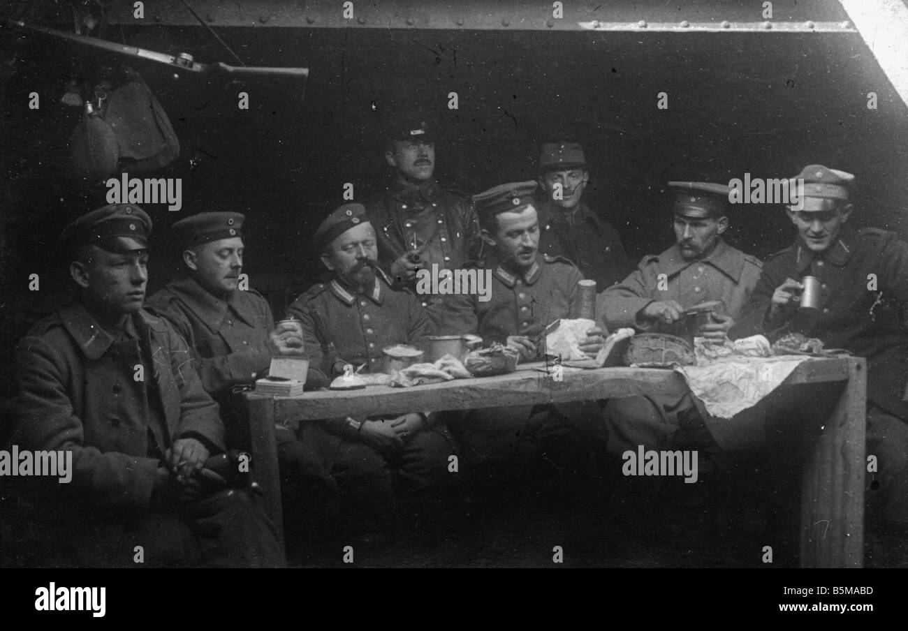 2 G55 W1 1916 14 E WWI German soldiers in shelter 1916 History World War I Western Front Trench warfare German soldiers eating a Stock Photo