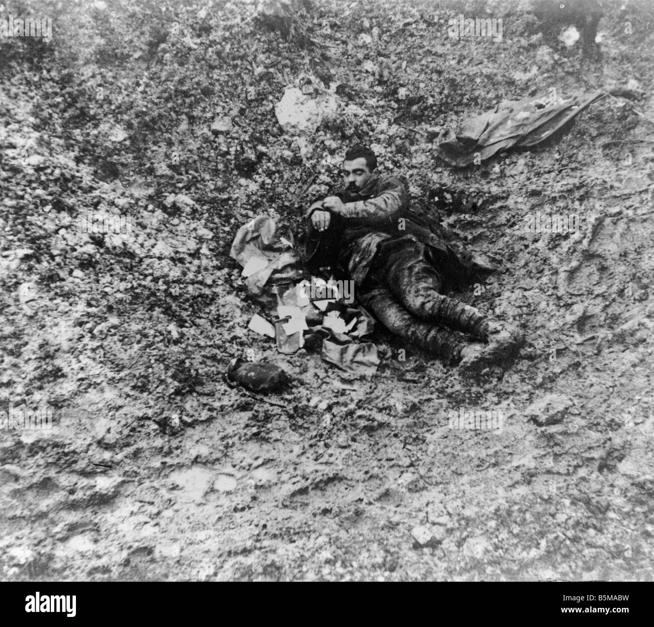2 G55 W1 1916 25 German soldier killed Douaumont History WWI Western Front Trench warfare at Verdun body of a German soldier kil Stock Photo