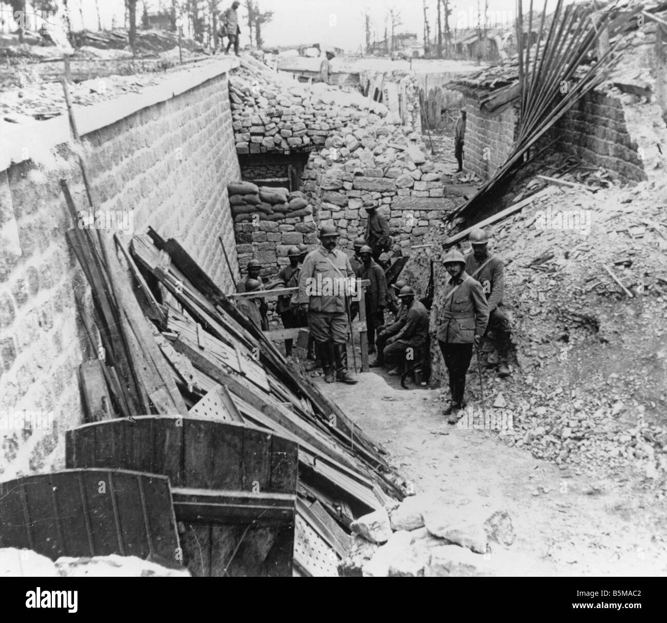 2 G55 W1 1916 3 French position World War I 1916 History World War I Western Front A French position in a village French soldier Stock Photo