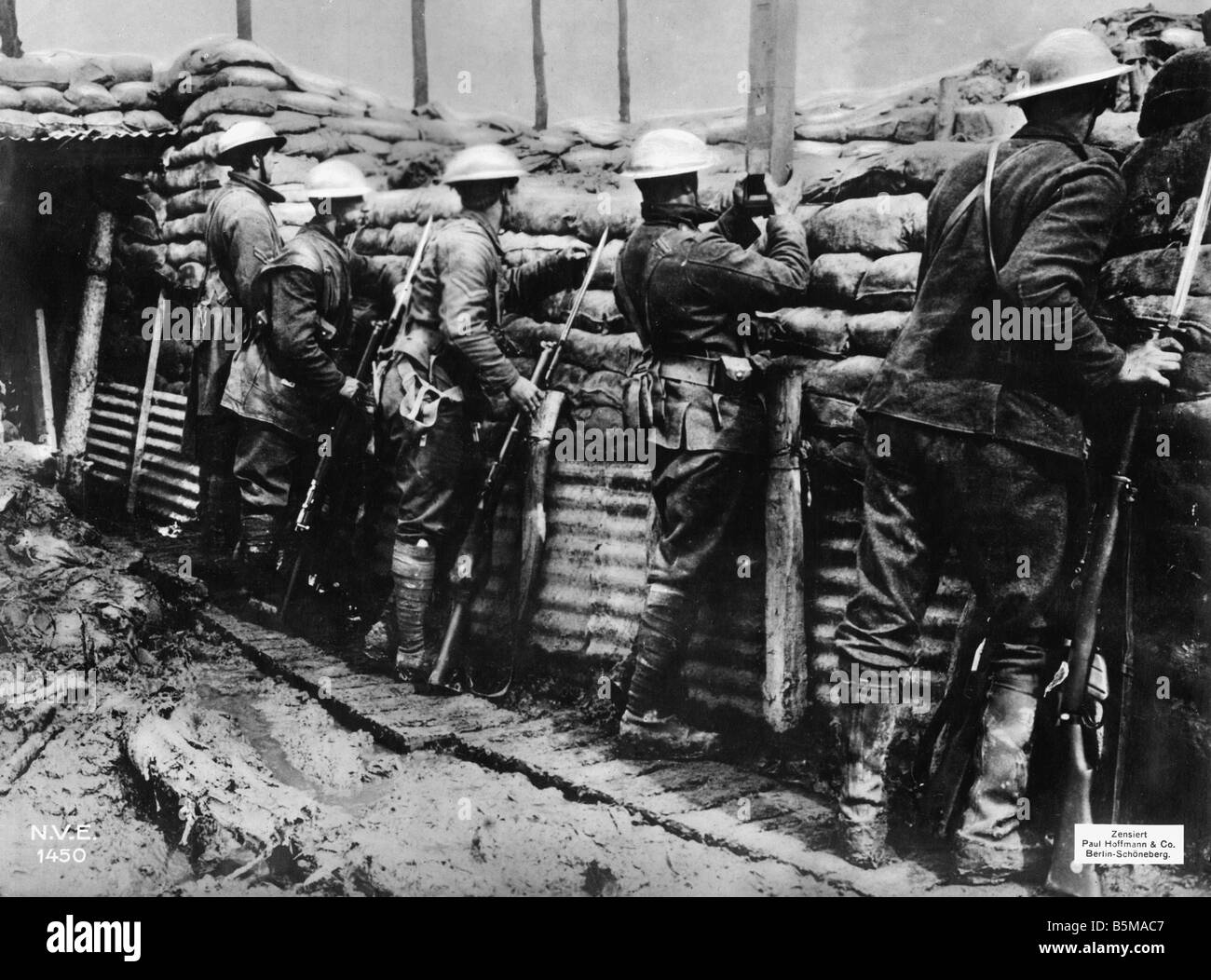 2 G55 W1 1916 31 Canadian infantry W Front WWI History World War I Western Front Canadian infantry on the British Western Front Stock Photo