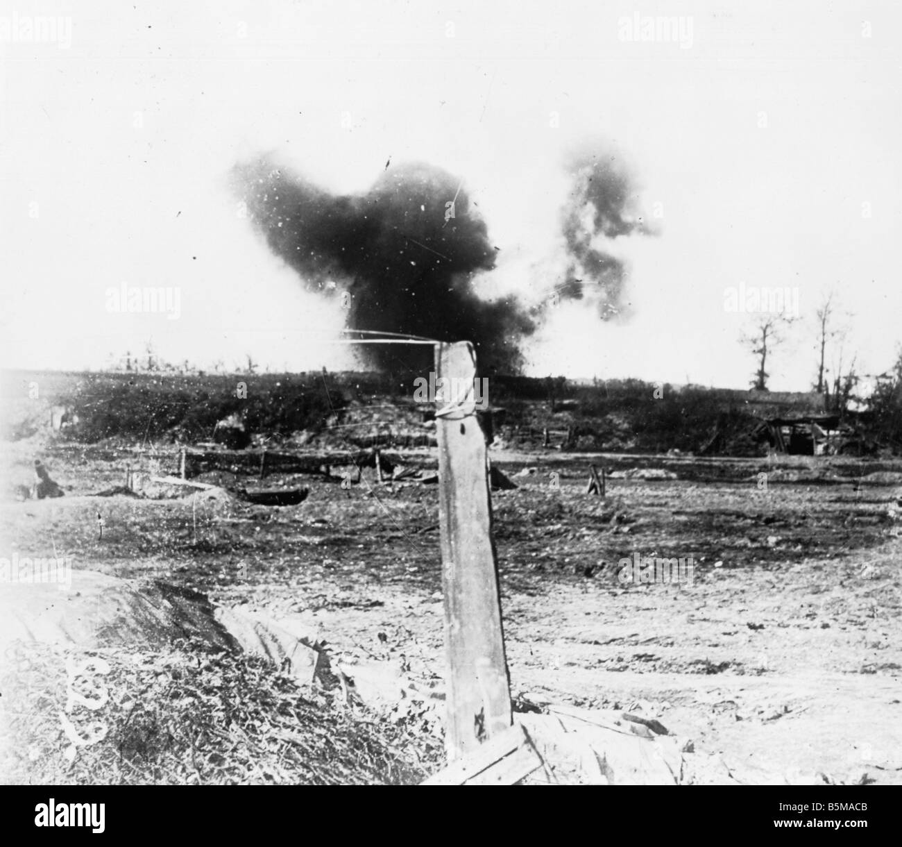 2 G55 W1 1916 5 Shell fire at Assevillers c 1916 History WWI Western Front Cloud after shell fire in the gorge of Assevillers No Stock Photo