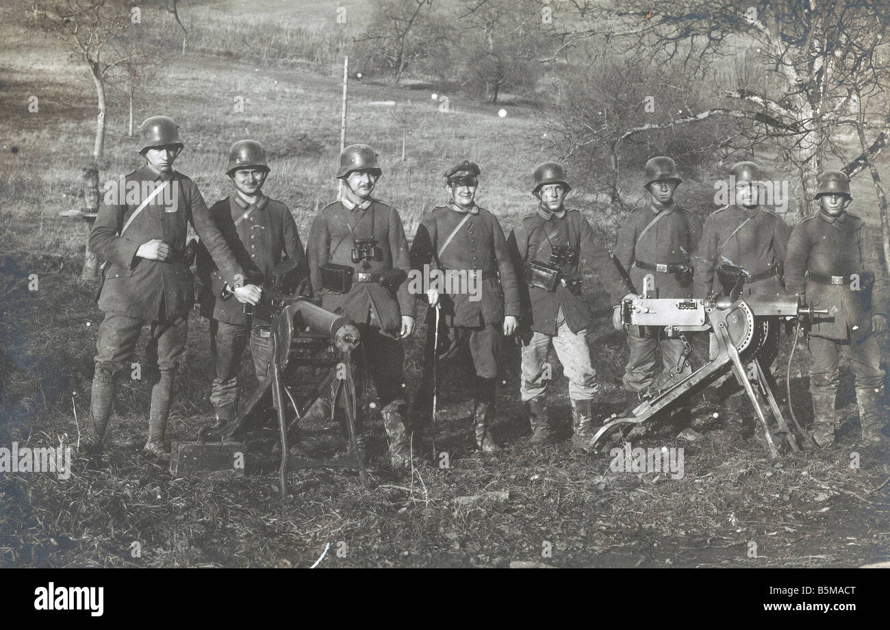 2 G55 W1 1917 14 German machine gunners WWI 1917 History World War I Western Front Group photo German machine gunners Photo post Stock Photo