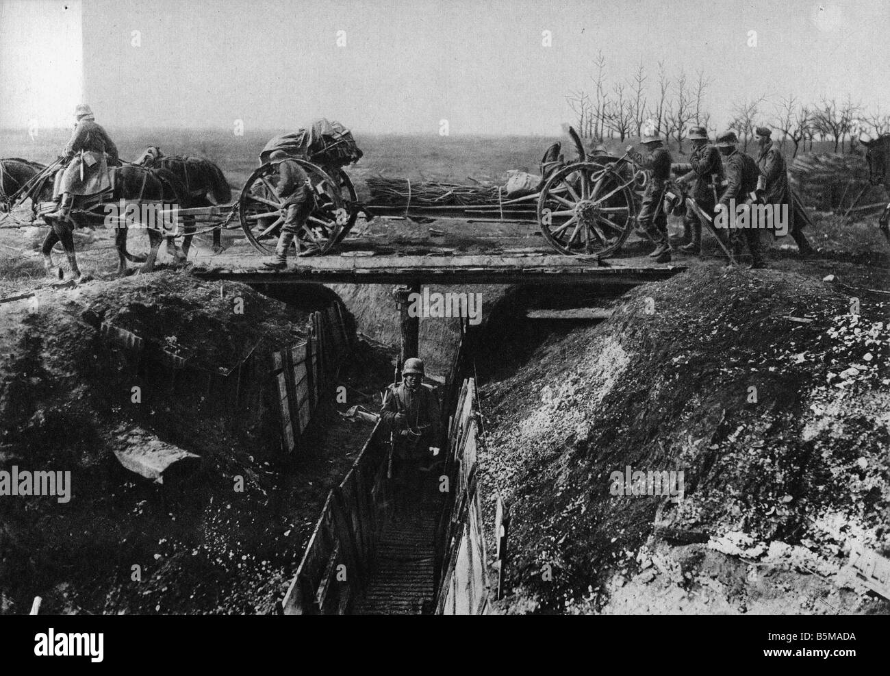 2 G55 W1 1917 23 Advancing German artillery World War I History World War I Western Front German artillerymen advance over the f Stock Photo