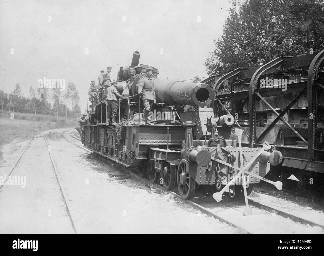 2 G55 W1 1918 12 Captured French cannon WWI 1918 History World War I Western Front A captured French cannon is transport ed by r Stock Photo