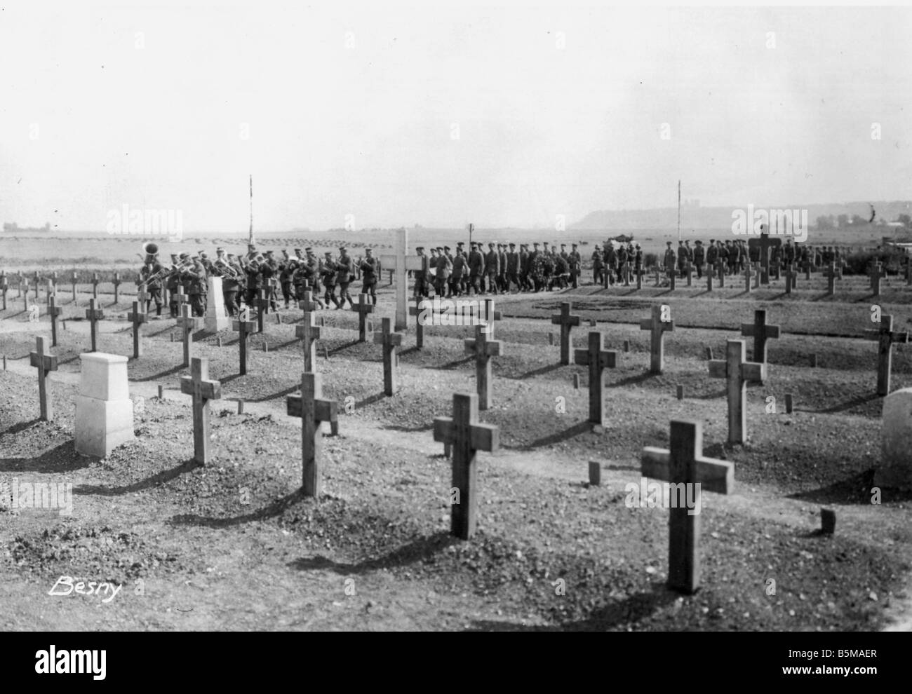 2 G55 W1 1918 16 Funeral march for German pilot 1918 History World War I Western Front Funeral for a German pilot in Besny n sum Stock Photo
