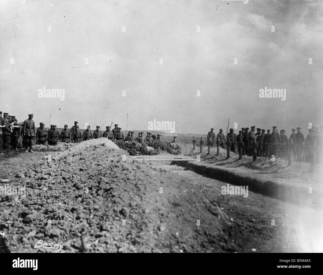 2 G55 W1 1918 17 Funeral for German pilot WWI 1918 History World War I Western Front Funeral for a German pilot at the war cemet Stock Photo