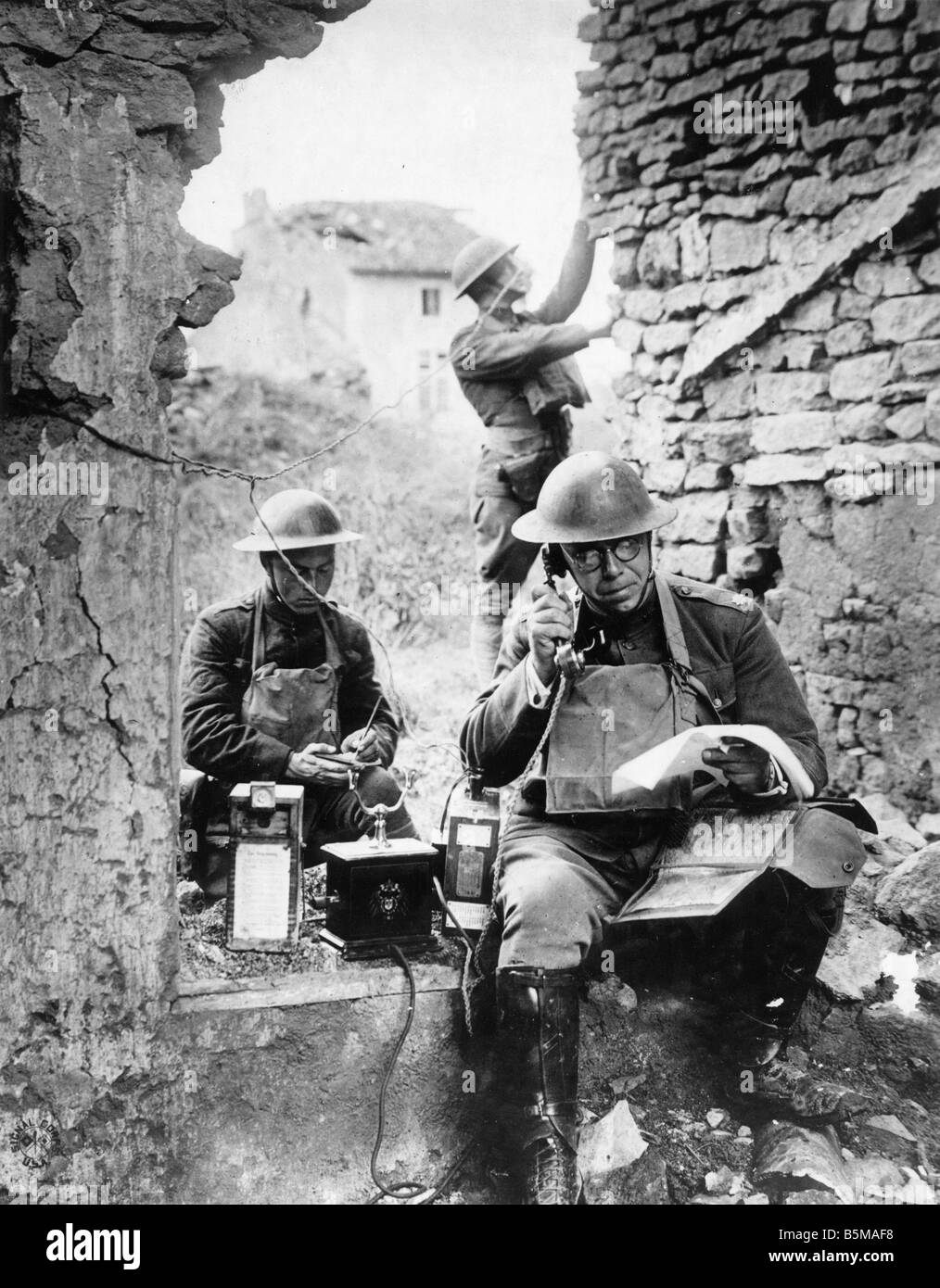 2 G55 W1 1918 22 US soldiers w German telephone 1918 History 1st World War Western Front US soldiers have seized a german field Stock Photo