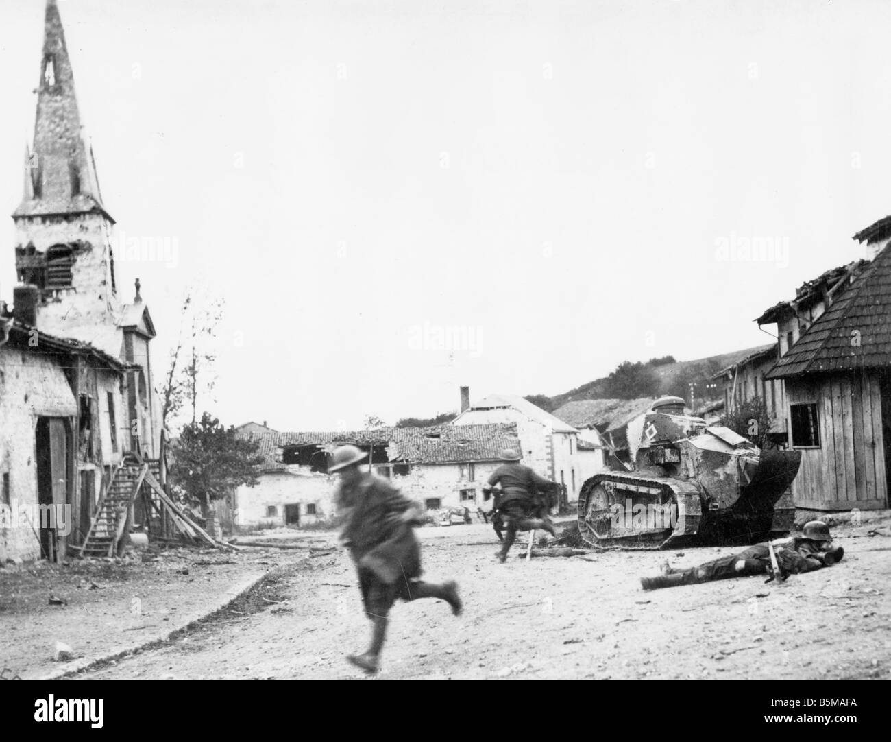 2 G55 W1 1918 23 Western Front US soldier 1918 History World War I Western Front US soldiers in town seized by the Allies on the Stock Photo