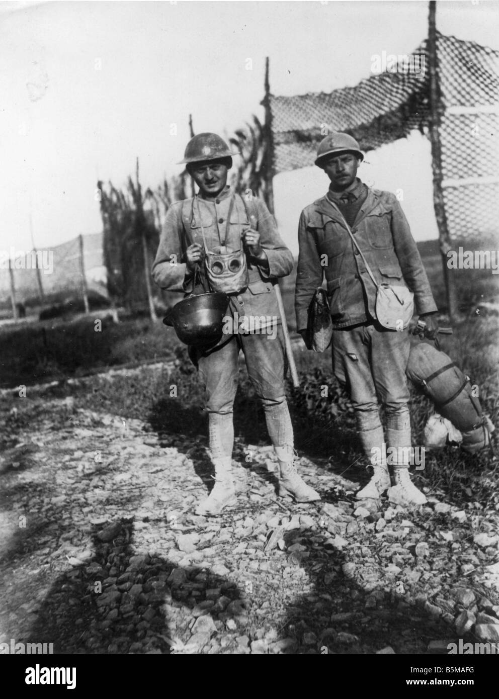 2 G55 W1 1918 26 English French soldier WWI 1918 History World War I Western Front An English and a French soldier After the maj Stock Photo