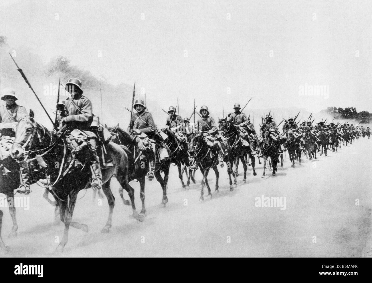 2 G55 W1 1918 27 E German cavalry adavnaces WWI 1918 History World War I Western Front The German offensive in the West Cavalry Stock Photo