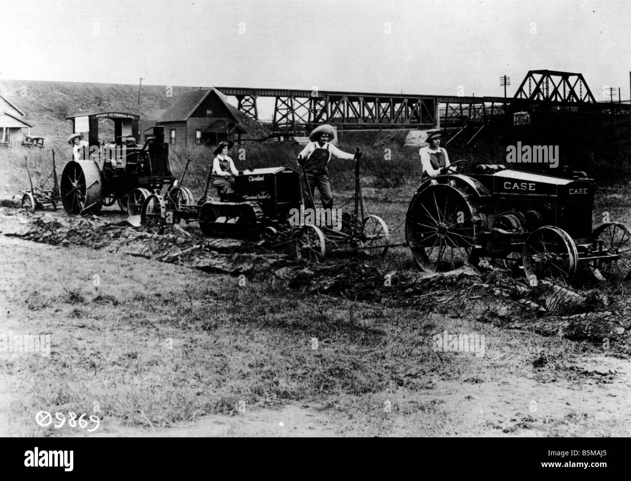 Women on tractors World War I 1917 18 History World War I War economies Farmers wives driving tractors Photo c 1917 18 Stock Photo