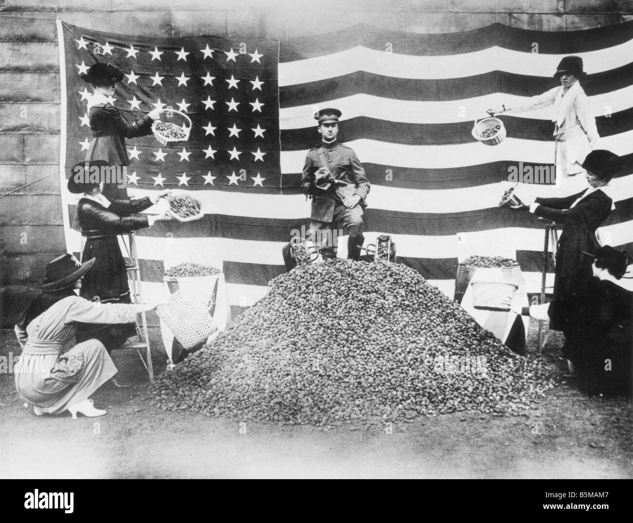 2 G55 W2 1918 4 E Collecting peach stones World War I History World War I War economies USA Women from Boston helping in a campa Stock Photo