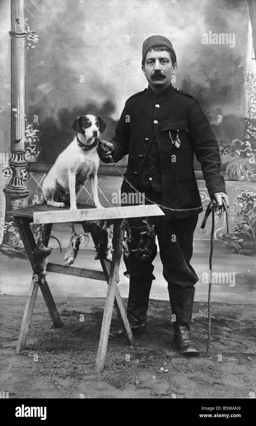 2 J10 R1 1915 Rat catcher Photo 1915 Hunt Rats French rat catcher in a military camp during World War I Photo 1915 Stock Photo