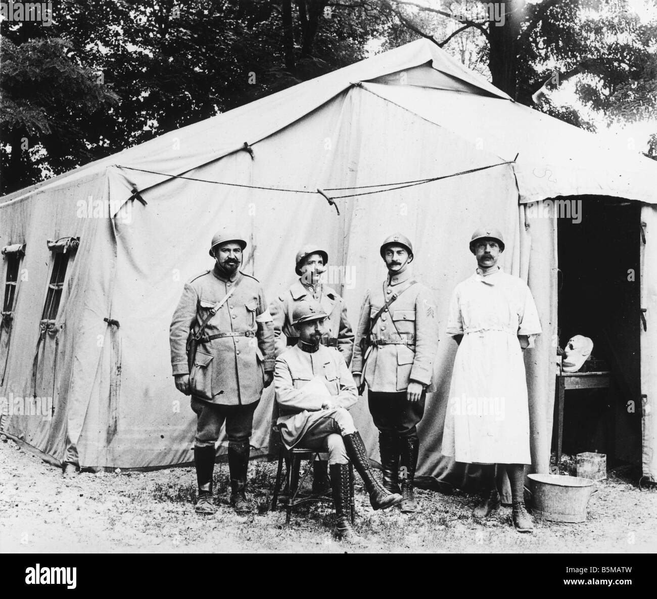 2 M60 L1 1917 12 E WW1 French military doctors Photo Military Medical services Group photo of doctors and orderlies of the Frenc Stock Photo