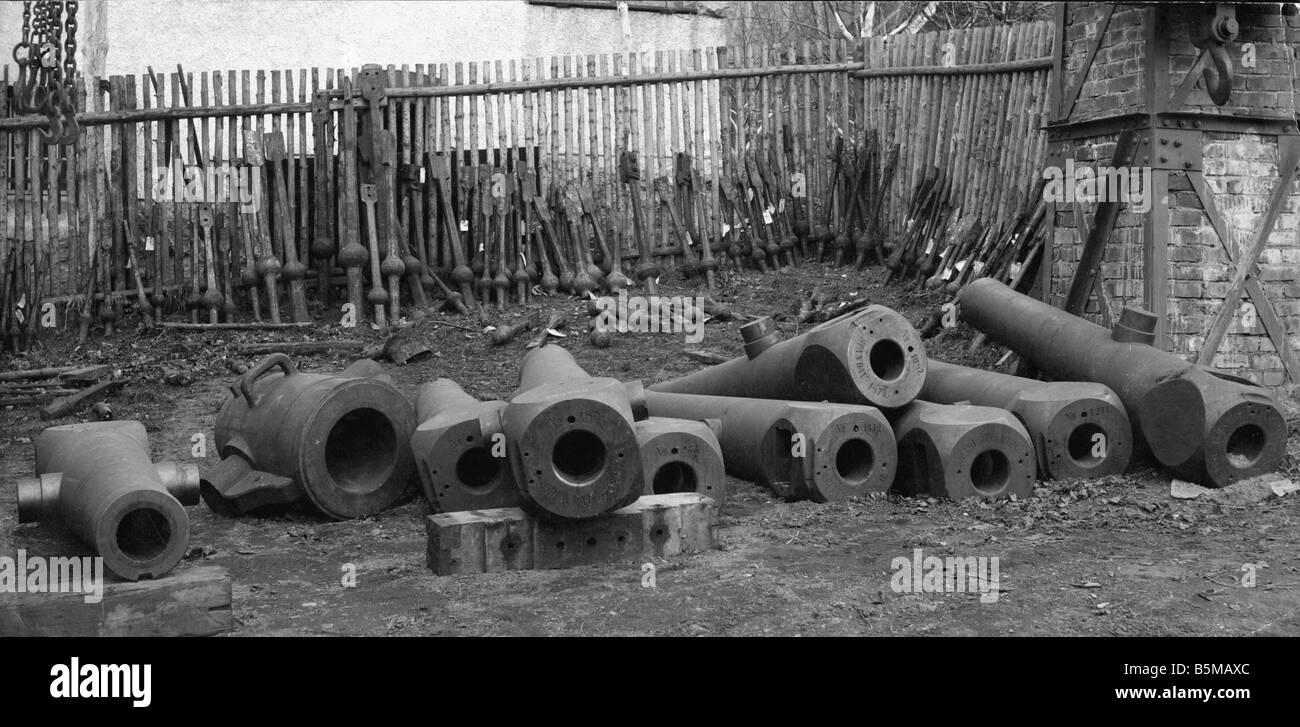2 M65 K1 1920 1 WW I Scrapped German Guns Photo 1920 Military Arms Guns Germany gun barrels to be melted and turned into bells a Stock Photo