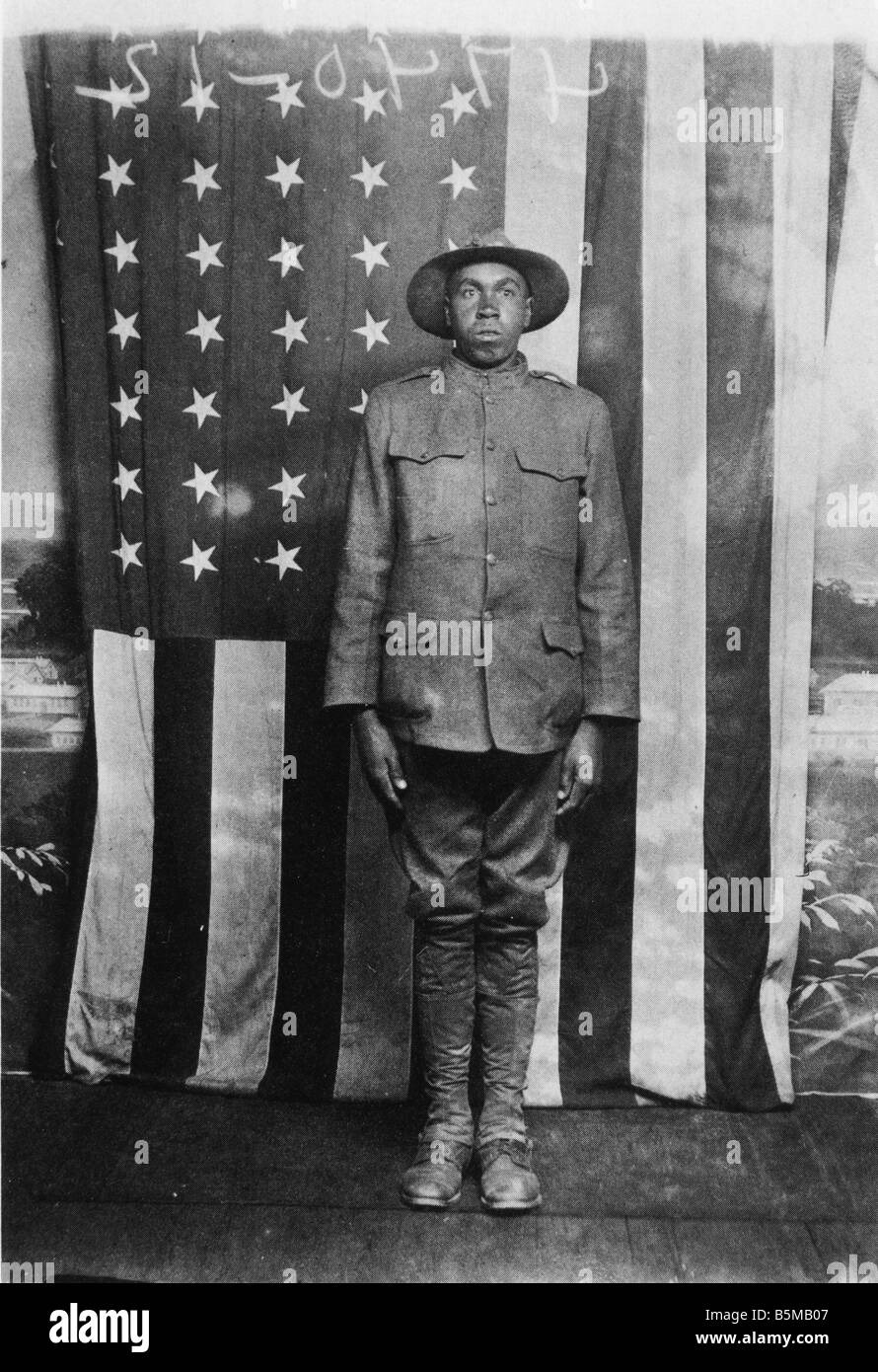 2 M70 U1 1917 2 E Black Soldier USA 1917 18 Photo Military Countries USA Unnamed soldier from the 92nd Division for black men in Stock Photo