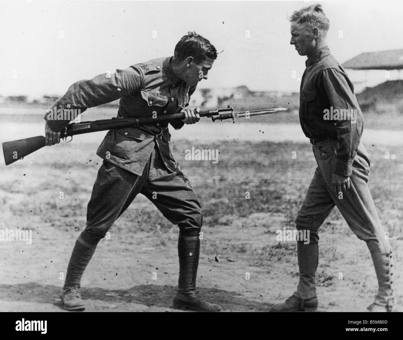 2 M70 U1 1917 4 E USA Training with bayonette 1917 18 Military Countries USA World War I A British Sergeant Major is training a Stock Photo