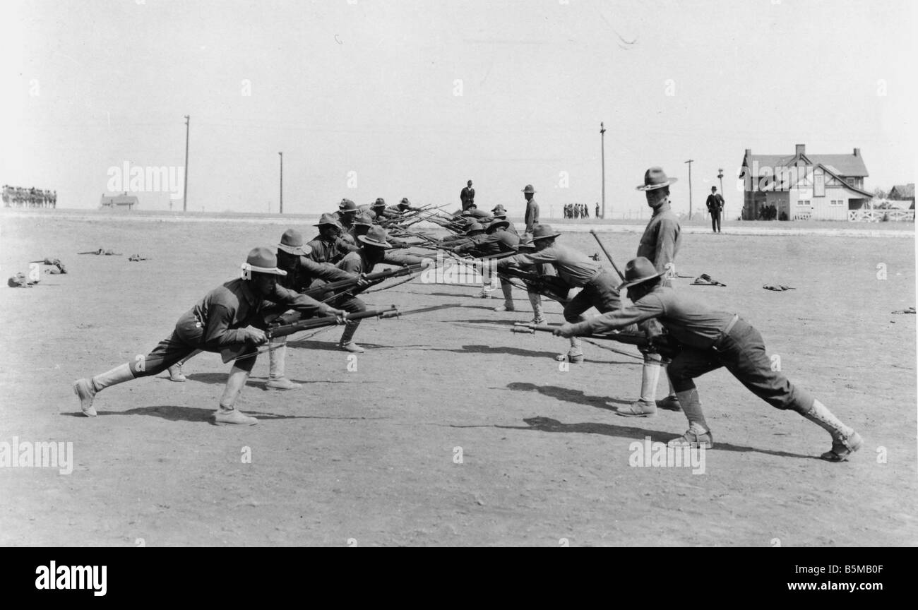 2 M70 U1 1918 1 E USA Military training WWI 1918 Military Countries USA Training in Camp Bowie Fort Worth Texas exercise with th Stock Photo