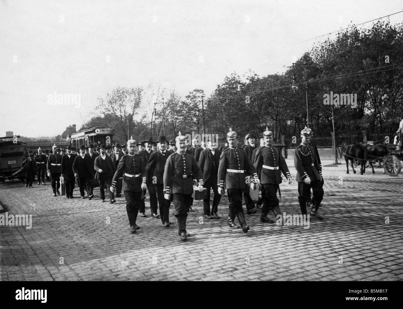 2 M73 A3 1912 1 Reserve troops guided to barracks 1912 Military Germany German Army Reserve troops are guided to the barracks Ph Stock Photo