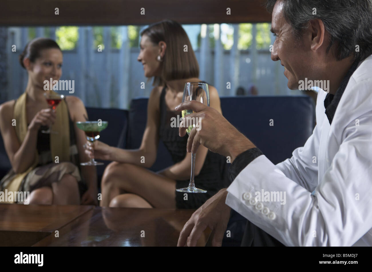 Women watching man bar hi-res stock photography and images - Alamy