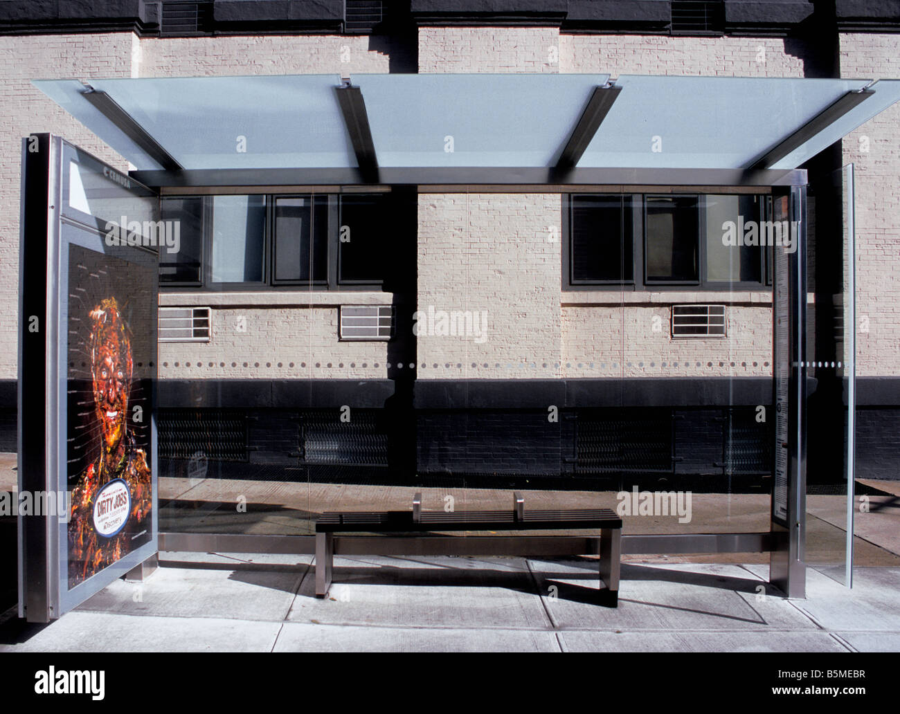 New york city bus shelter hi-res stock photography and images - Alamy