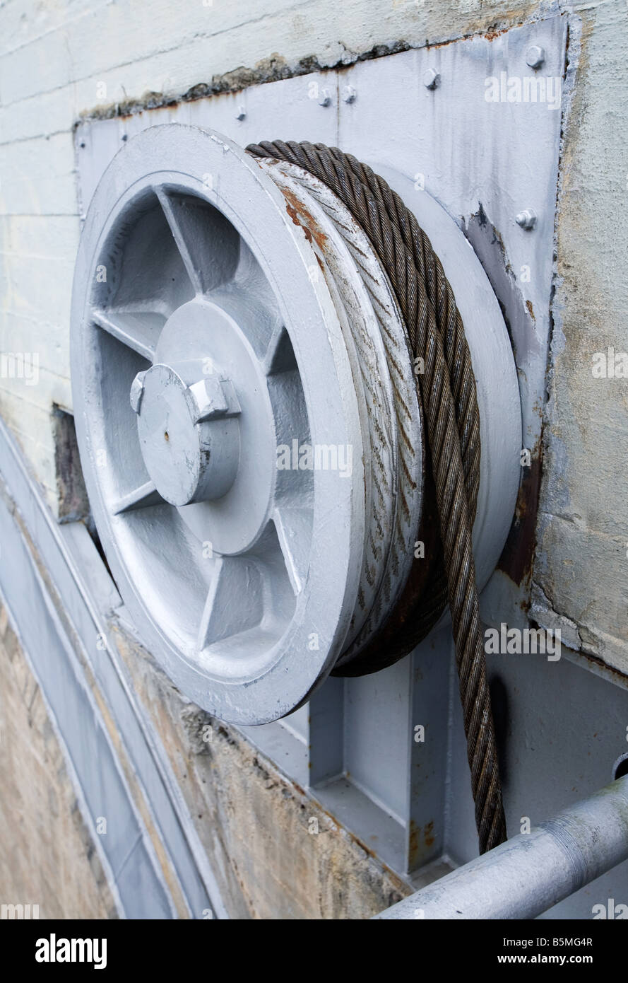 Large pulley hi-res stock photography and images - Alamy