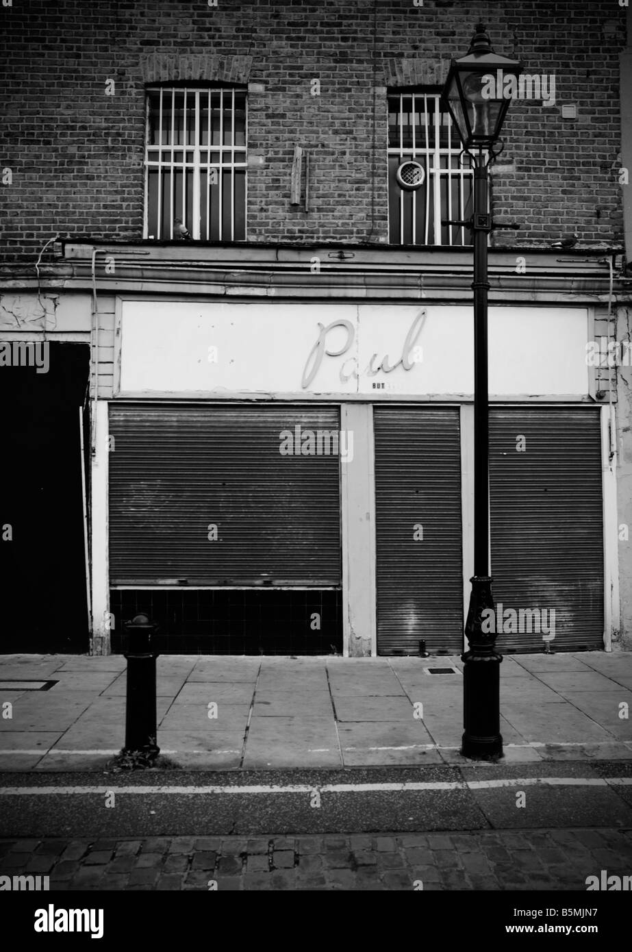 UNITED KINGDOM, ENGLAND, 11th November 2006. Street scene, Battersea High Street, London. Stock Photo