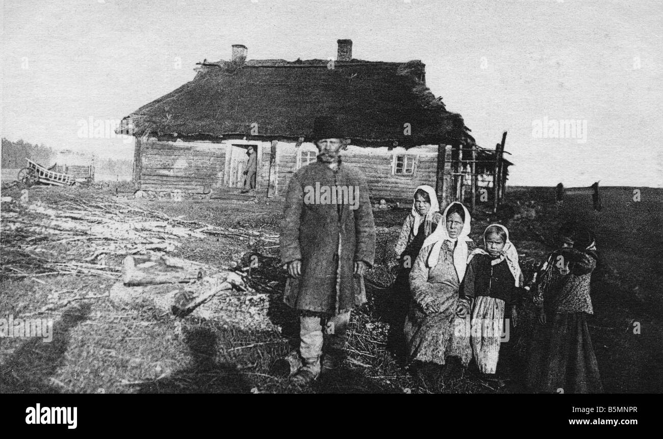 2 V60 R1 1917 Russian house and occupants Photo Ethnology Russia Russisches Haus und seine Bewohner Russian house and occupants Stock Photo