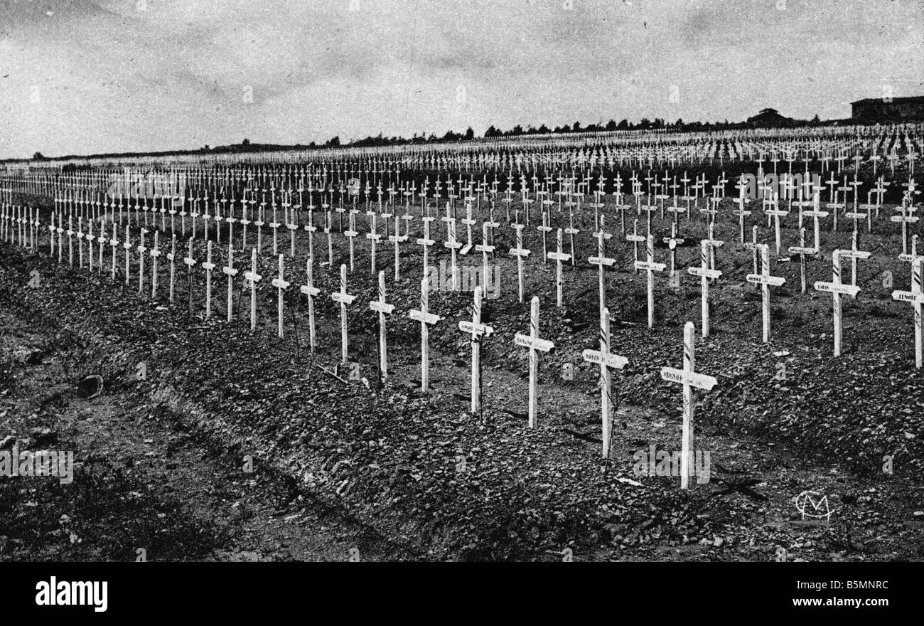 5FK V5 E1 1920 1 Verdun Cimetiere de Douaumont Verdun France Cimetiere National et Ossuaire de Dou aumont Military cemetry of th Stock Photo