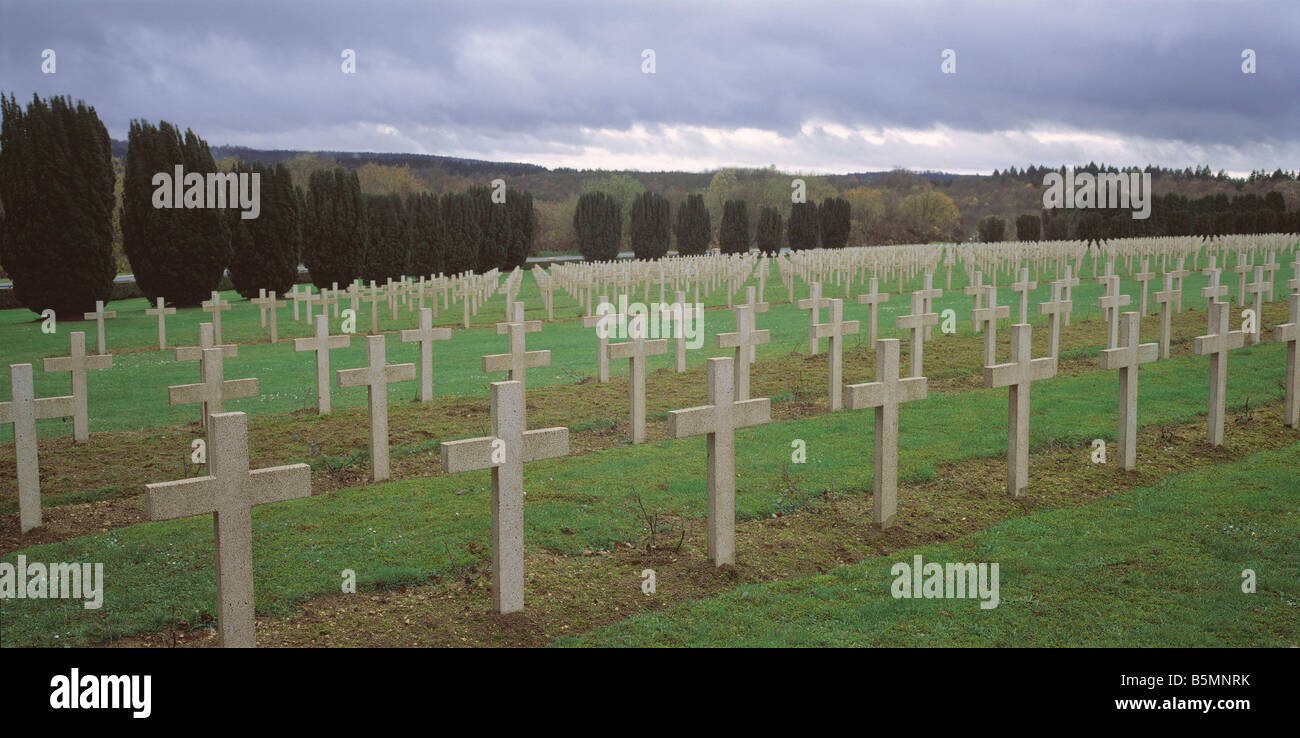 5FK V5 E1 1994 9 E Cimetiere Nat de Douaumont Photo 1994 Verdun France Cimetiere National et Ossuaire de Dou aumont Military cem Stock Photo