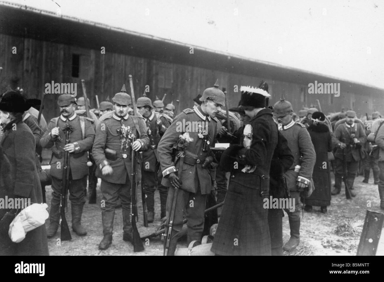 8 1914 0 0 A4 7 Soldiers bid farewell Berlin 1914 World War I 1914 18 Berlin Soldiers bid farewell before the dep arture of a re Stock Photo