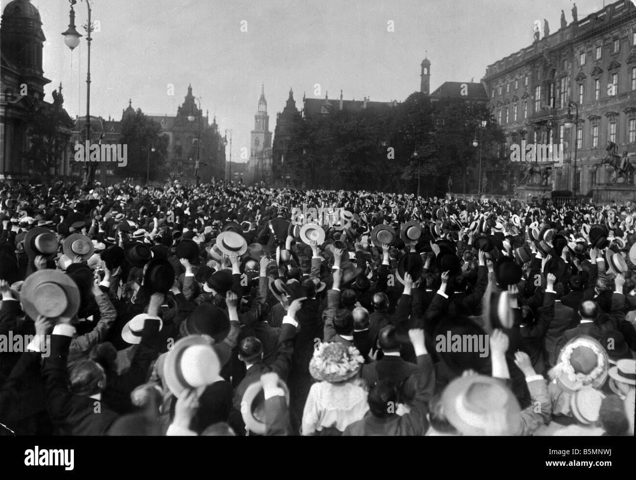 8 1914 8 1 A3 11 E Outbreak of war 1914 Speech Wilhelm II World War I Mobilisation on 31st July 1914 Berlin Enthusiastic crowds Stock Photo