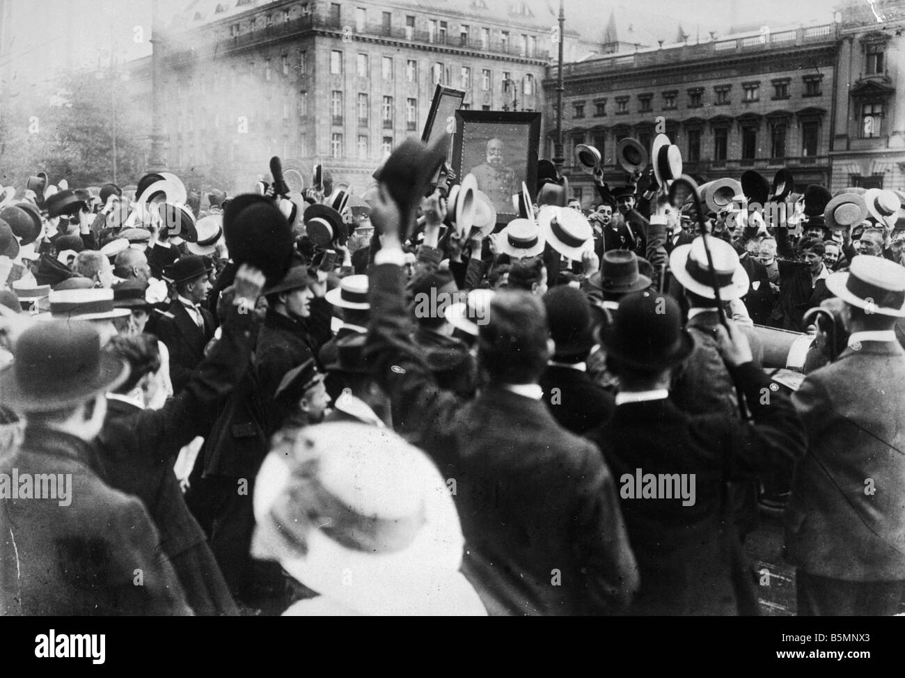 8 1914 8 1 A3 8 E Jubilant crowds Berlin 1914 World War I 1914 18 Berlin The outbreak of war and mobilisation of troops on 1 Aug Stock Photo