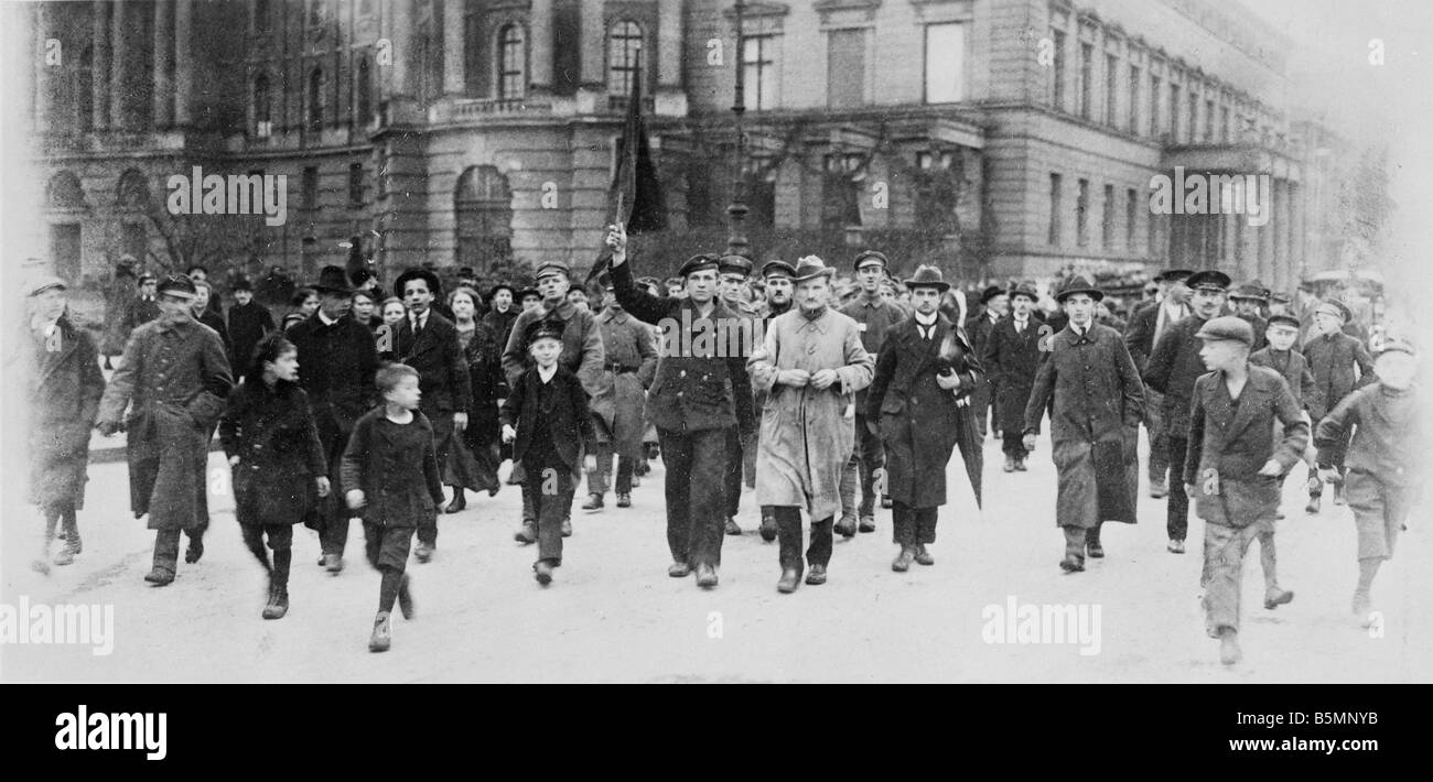 8 1918 11 9 A1 12 Demonstration Unter den Linden 1918 November Revolution 1918 Troops join the strikers 9 November 1918 Demonstr Stock Photo