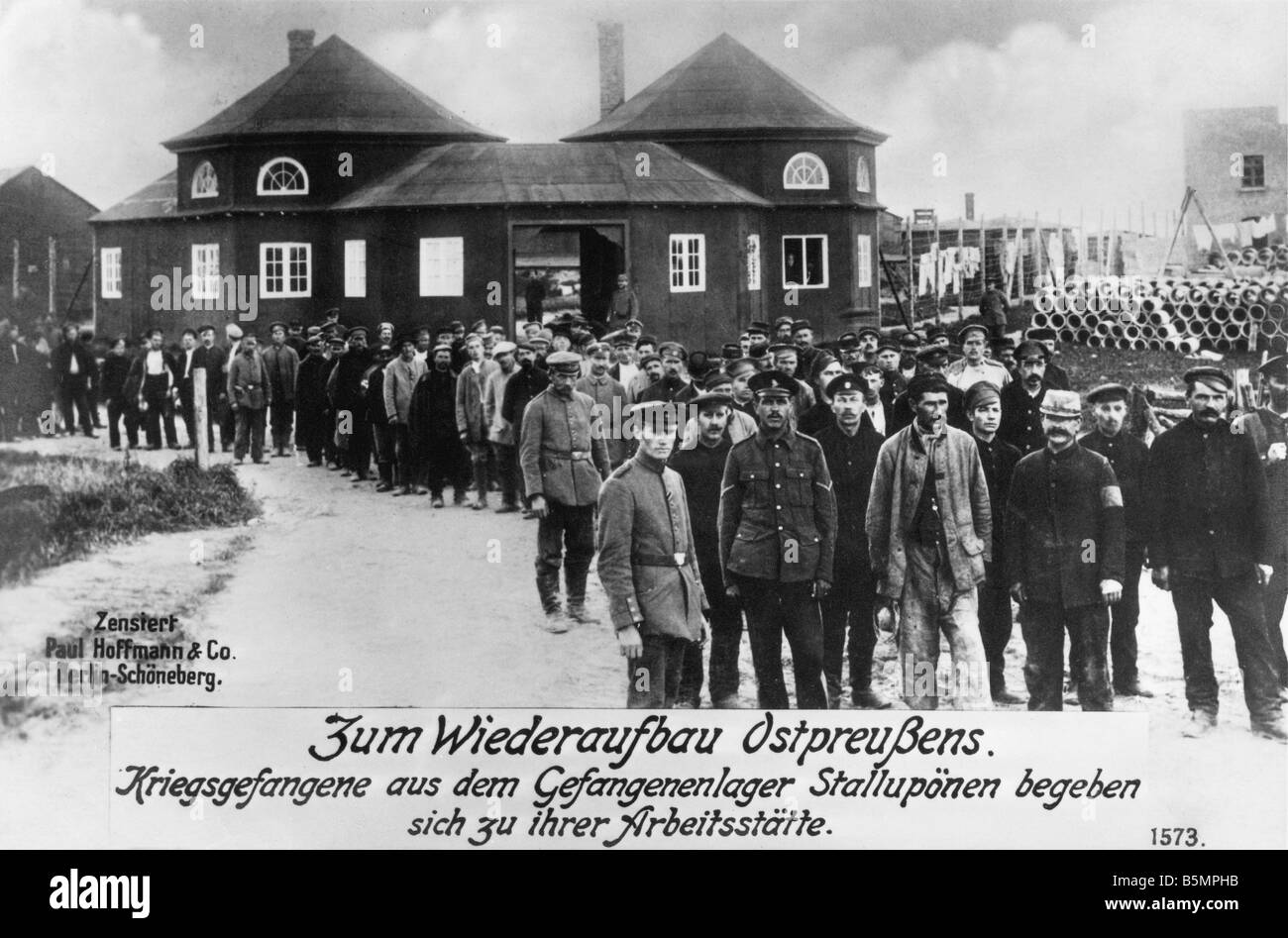 9 1916 0 0 A3 E Prisoners of War in Stalluponen camp World War 1 Prisoners of War in prisoner camp in Stalluponen East Prussia i Stock Photo