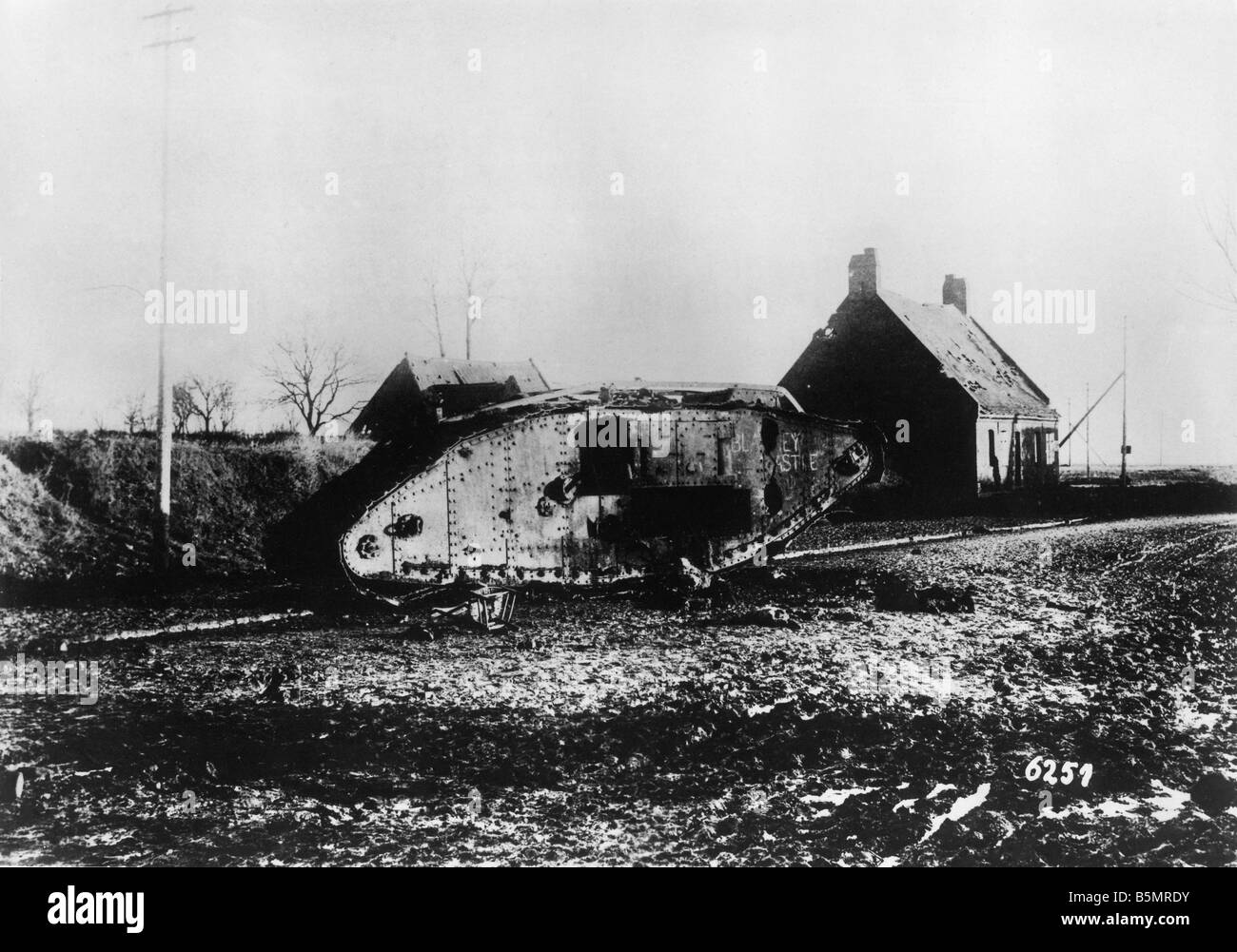 9 1917 11 20 A2 15 E Destroyed English tank Nov 1917 World War 1 1914 18 Western Front Tank battle at Cambrai 20th 29th Novem be Stock Photo