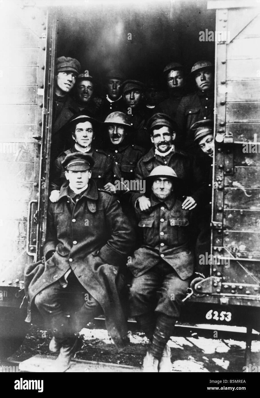 9 1917 11 20 A2 19 E English POW being transported 1917 World War One 1914 18 Western Front Tank battle near Cambrai 20 29 Novem Stock Photo