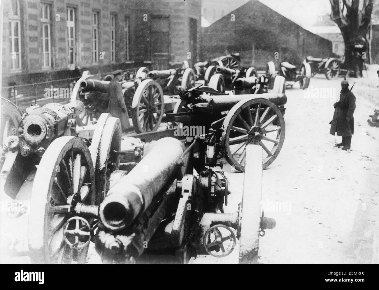 9 1917 11 20 A2 5 E Captured guns 1917 World War 1 1914 18 Western Front Tank battle at Cambrai 20th 29th Novem ber 1917 Attack Stock Photo