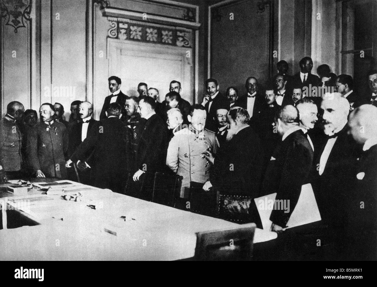 9 1918 2 9 A1 1 Final session Peace with Ukraine 1918 World War 1 Separate peace of the Central Powers wi th t Ukraine in Brest Stock Photo