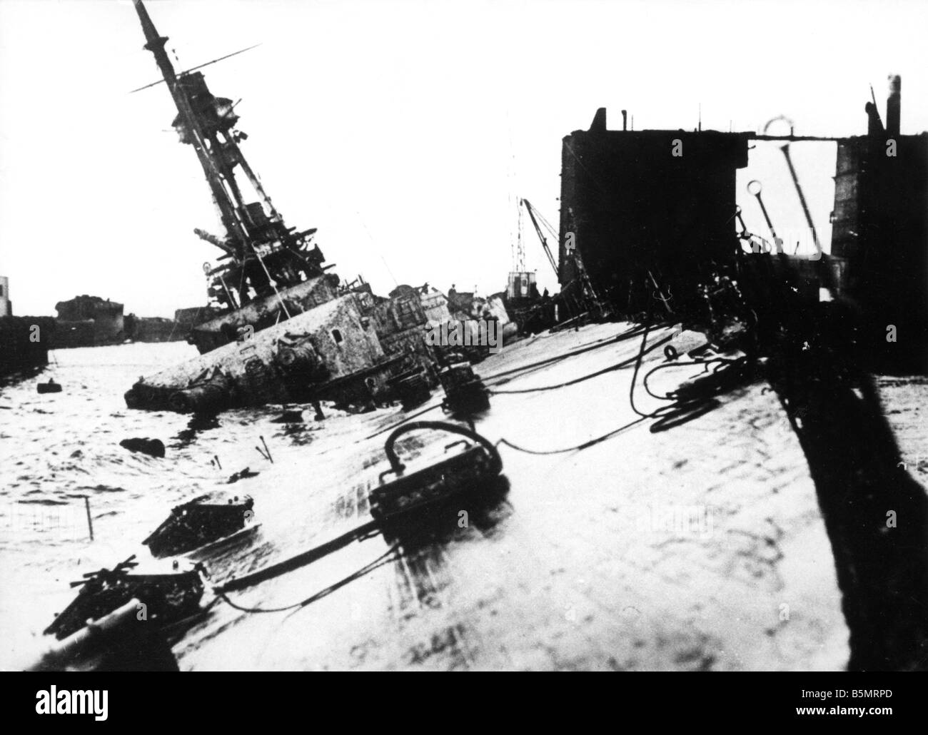 9 1919 6 21 A1 2 Scuttling at Scapa Flow Photo History of Germany 21 6 1919 Scuttling of the German fleet at Scapa Flow in the O Stock Photo