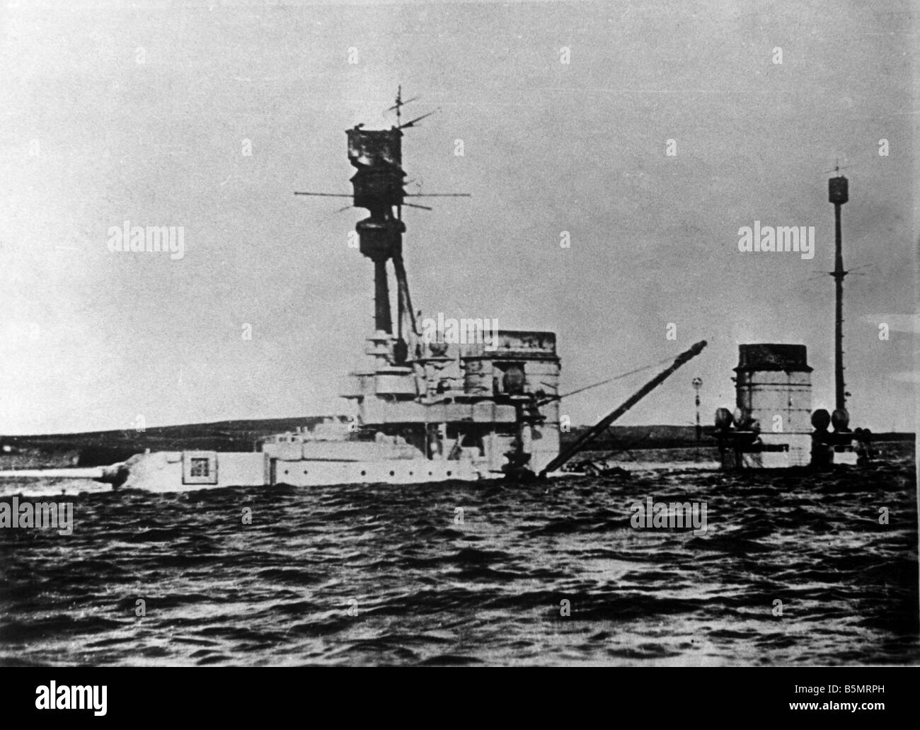 9 1919 6 21 A1 3 Scuttling at Scapa Flow Photo History of Germany 21 6 1919 Scuttling of the German fleet at Scapa Flow in the O Stock Photo