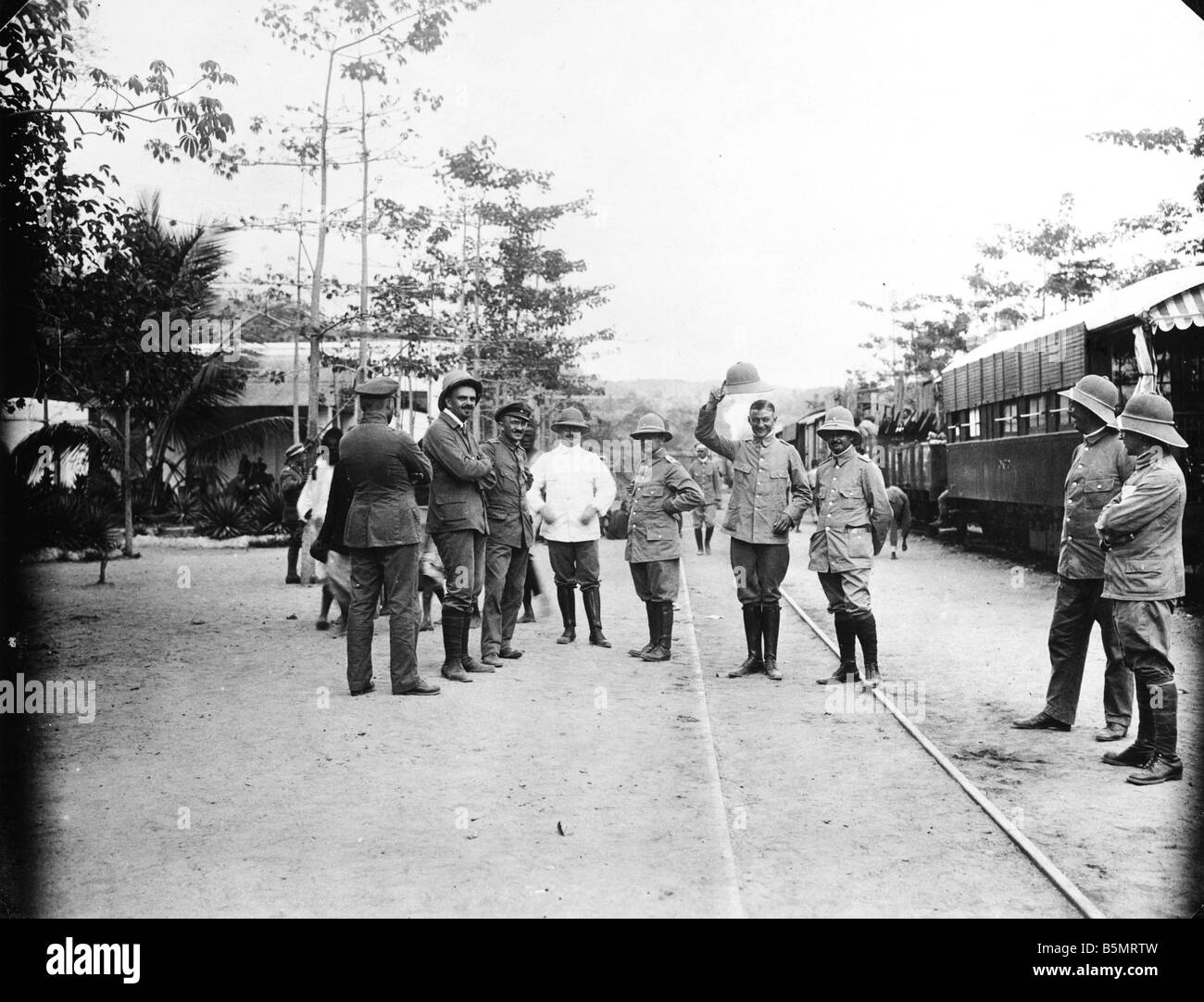 9AF 1914 0 0 A4 3 Station in German East Africa Photo World War I War in the colonies German East Africa today Tanzania Soldiers Stock Photo