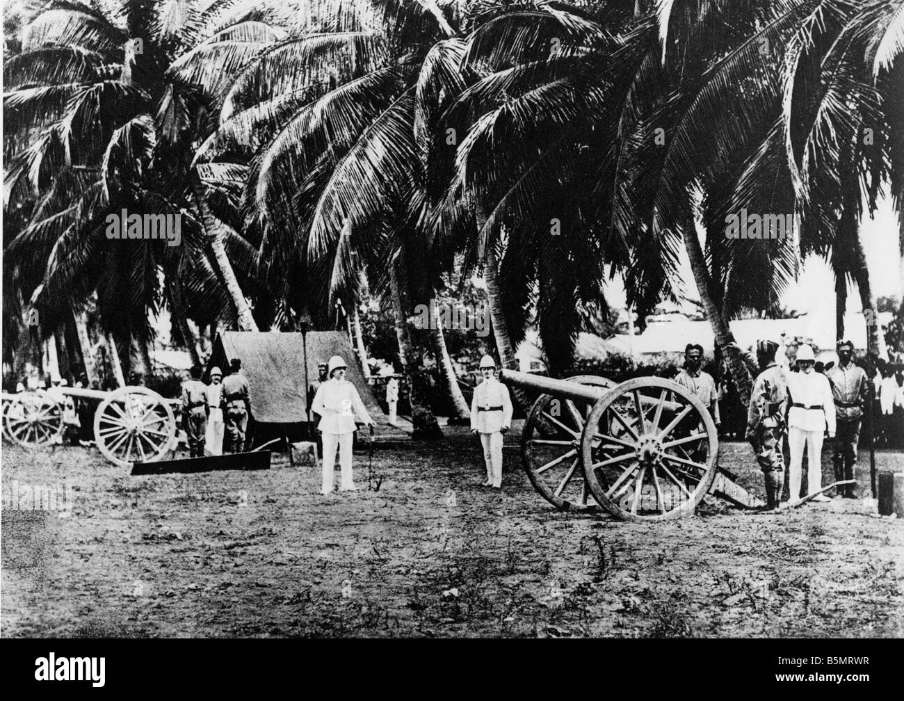 9AF 1914 0 0 A9 Field artillery in Cameroon photo World War I 1914 18 War in the colonies A battery of field artillery in Camero Stock Photo