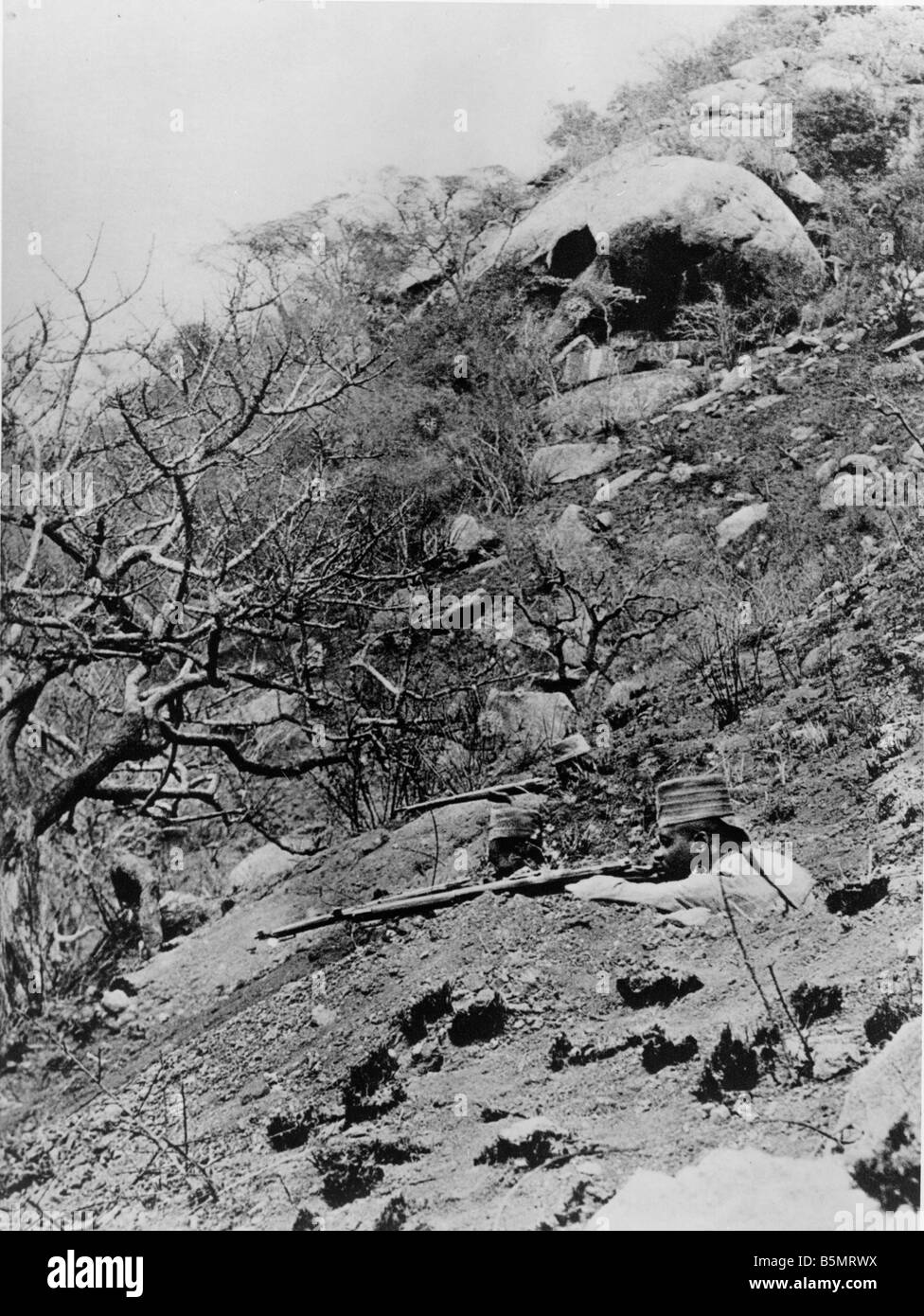 9AF 1914 11 0 A1 Askari position on Kilimanjaro World War 1 War in the colnies German East Africa now Tanzania An Askari positio Stock Photo