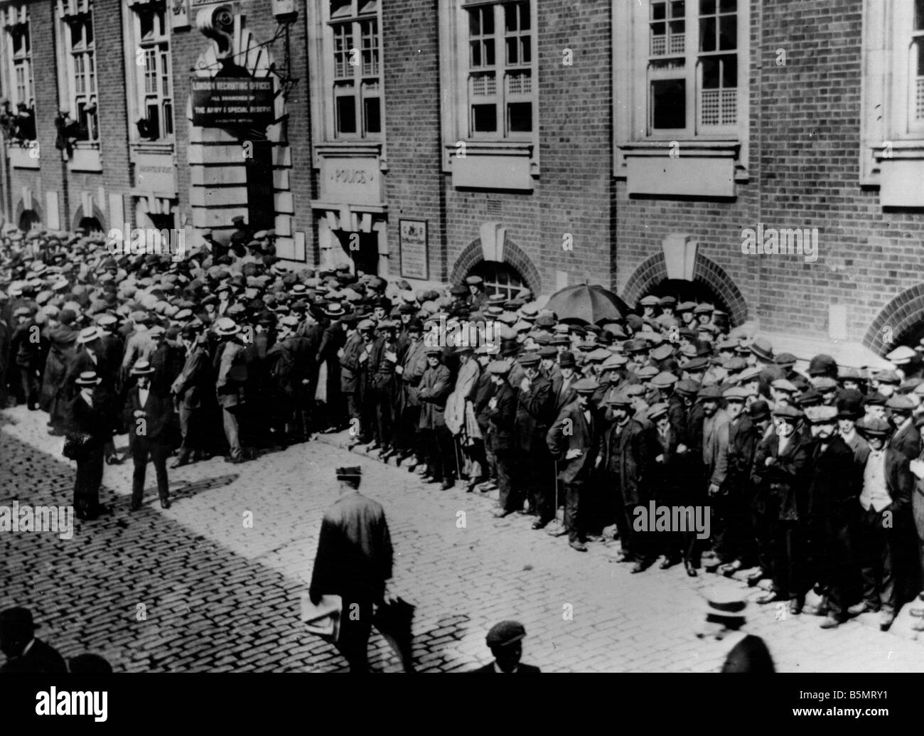 9EN 1914 8 4 A1 1 E Mobilization in London 1914 Photo World War I Great Britain Entry into the War on 4 August 1914 after the Ge Stock Photo