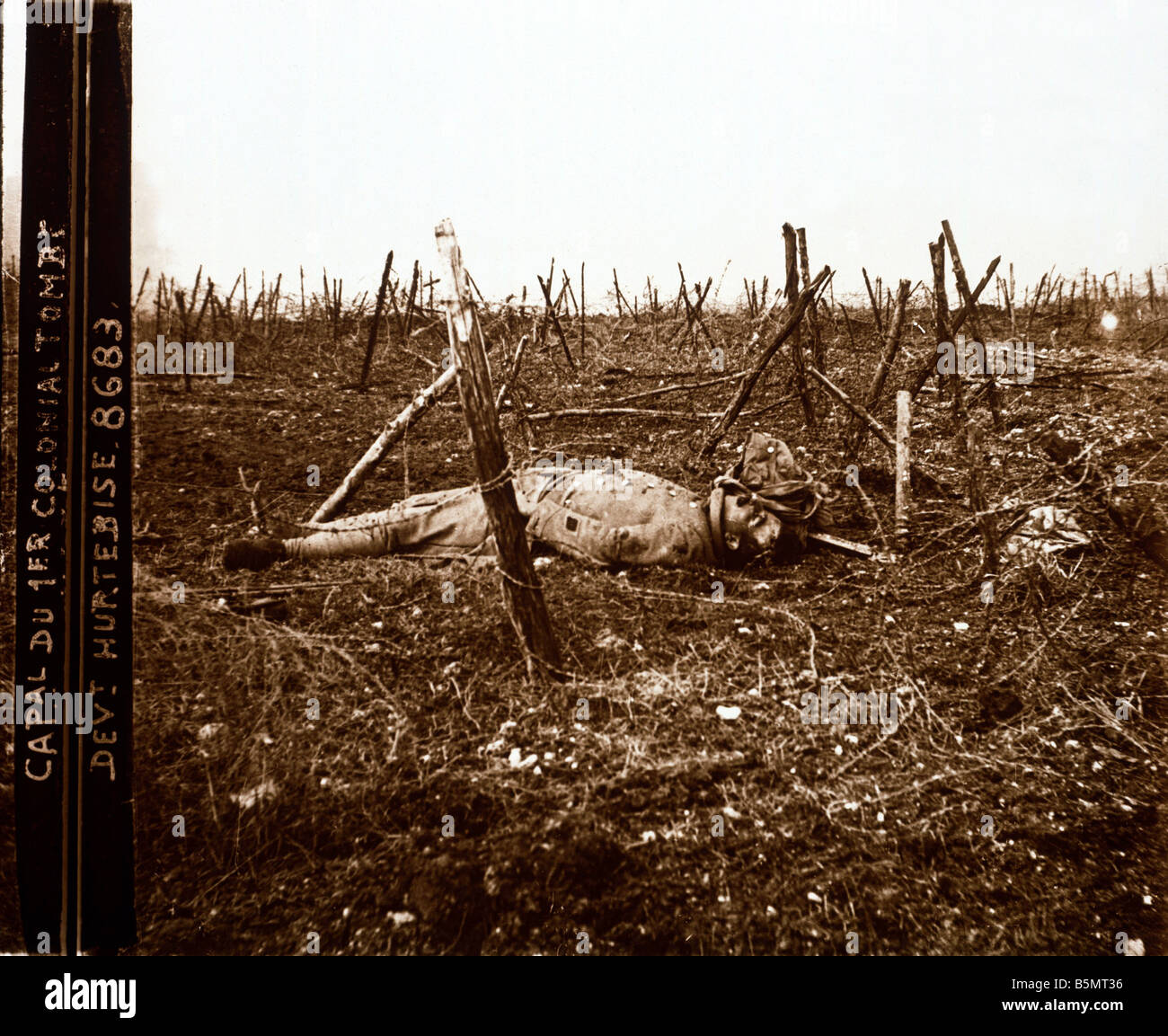 9FK 1917 4 16 A1 Fallen French soldier at Hurtebise 1917 World War 1 1914 18 France Battle of the Aisne and of Champagne 6th Apr Stock Photo