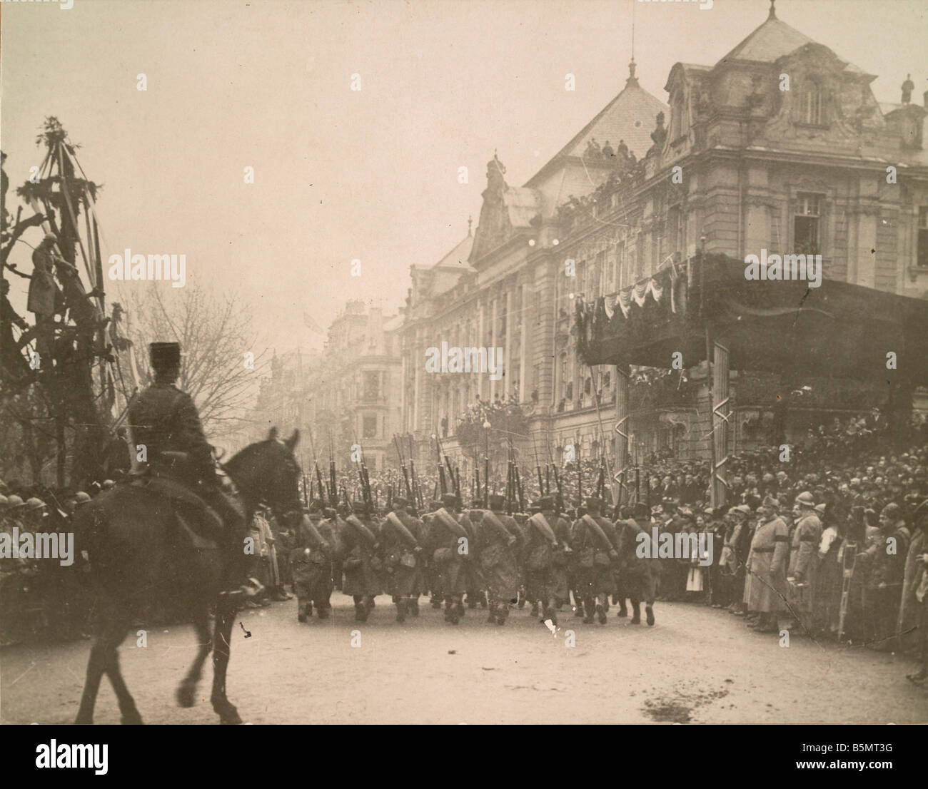 9FK 1918 11 22 A1 3 E French troops in Strasbourg 1918 Photo World War I 1914 18 End of the War Strasbourg is occupied by the Fr Stock Photo