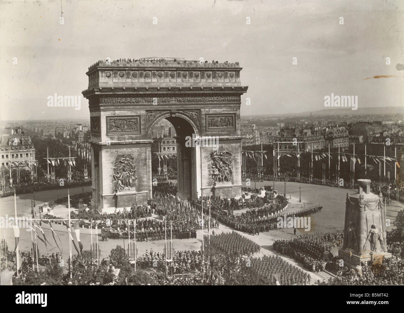 9FK 1919 7 14 A1 1 E Troops parading 14 7 1919 Photo Paris 14 July 1919 Vitory celebrations and National holiday Troops parading Stock Photo