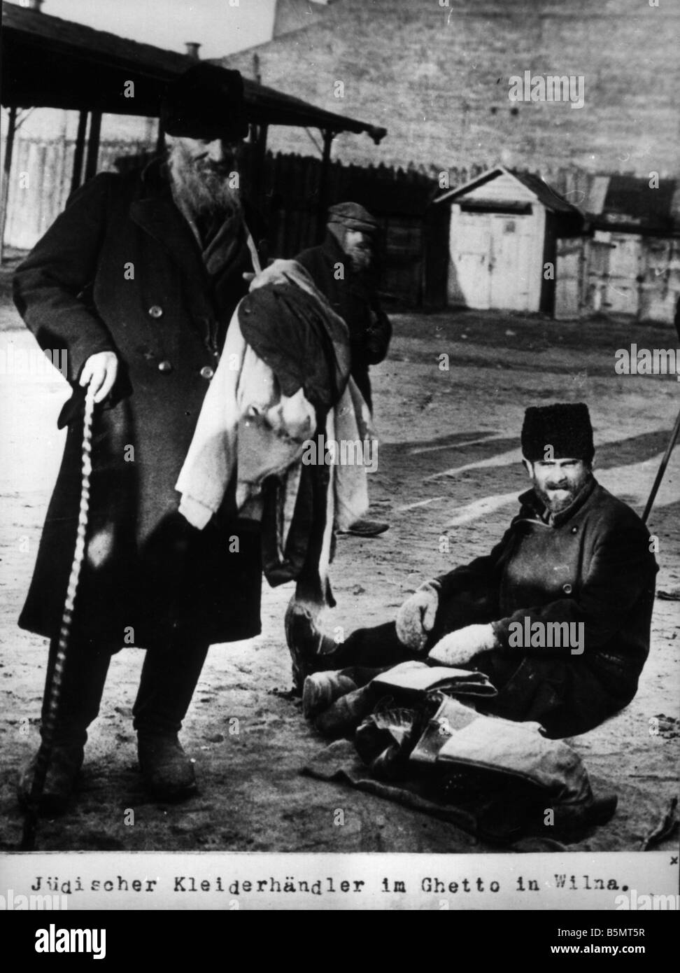 9IS 1915 0 0 A1 1 E Jewish clothes seller Wilna 1915 History of Judaism Eastern Jews Jewish clothes seller in the Ghetto in Wiln Stock Photo