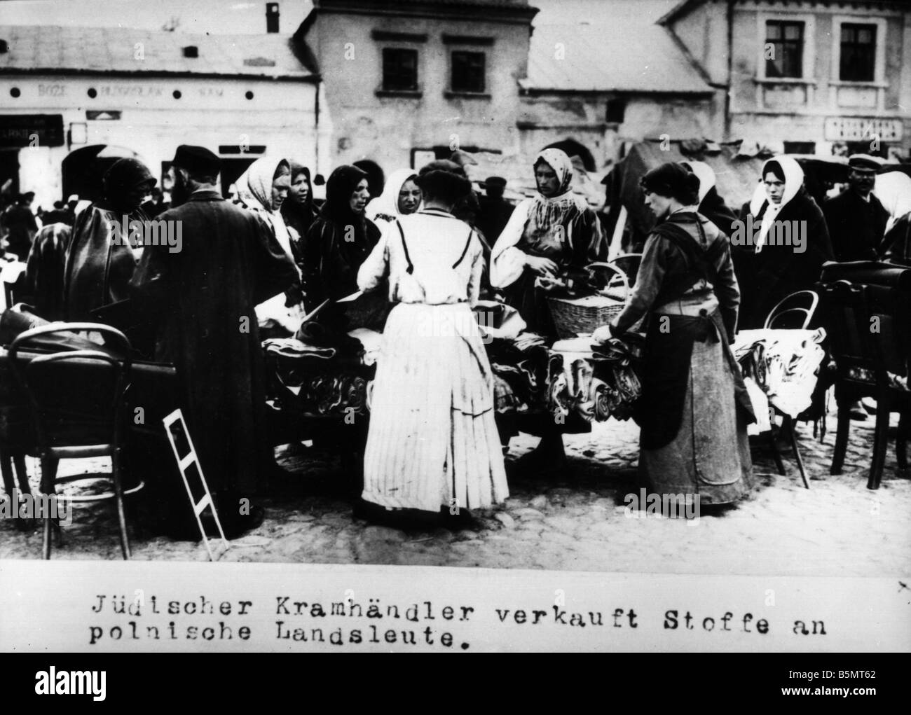 9IS 1915 0 0 A1 13 Jewish grocer in Vilnius 1915 History of Judaism Eastern Jews Jewish grocer sells goods to Polish countrymen Stock Photo